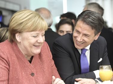Davos, Conte sorride con Merkel durante la pausa 3