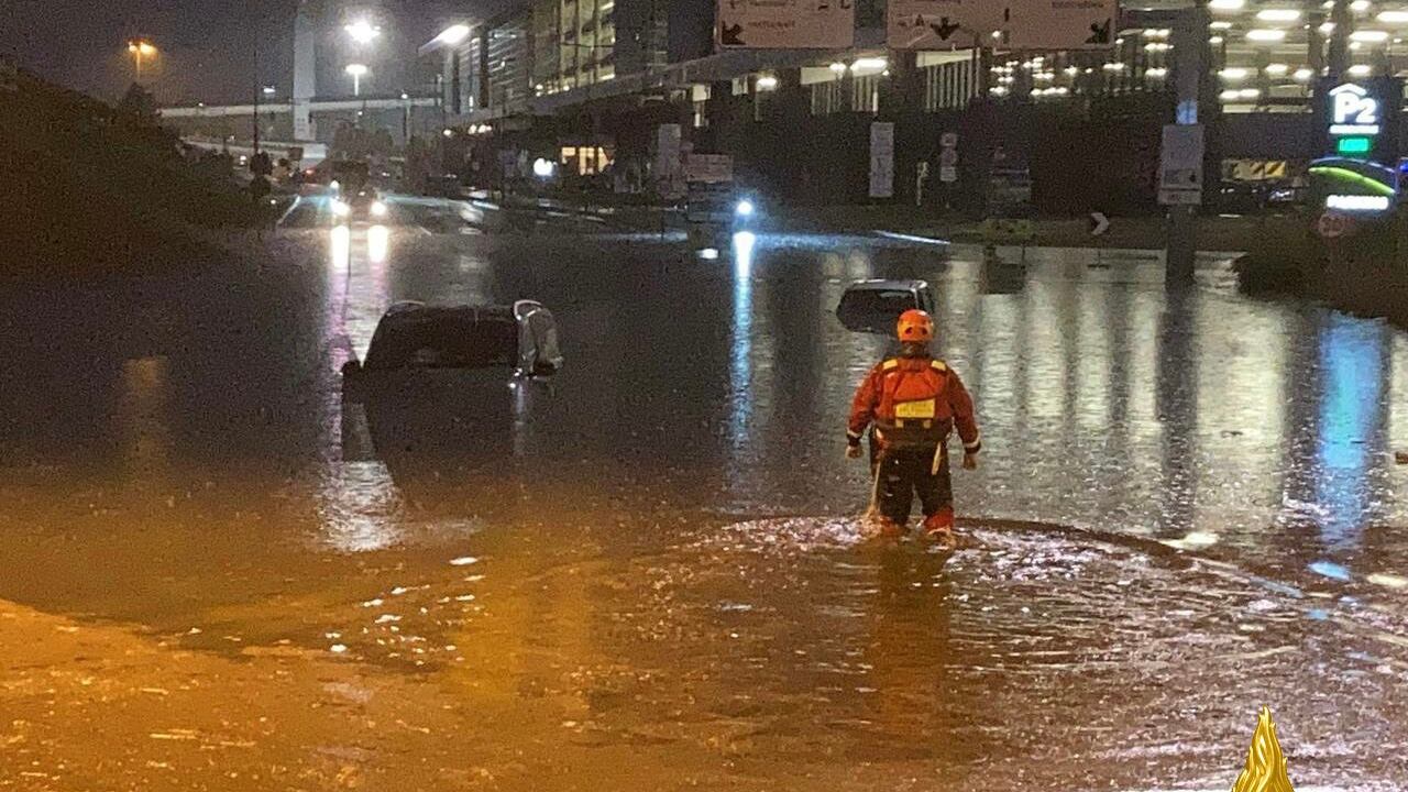 Un nubifragio manda in tilt Milano: evacuazioni pure coi gommoni
