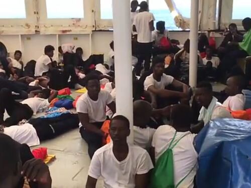 La Marina mette a tacere la Aquarius. E porta i migranti in Spagna