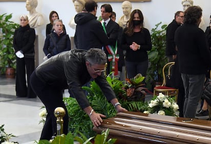 Vip e personaggi dello spettacolo alla camera ardente di Maurizio Costanzo 3