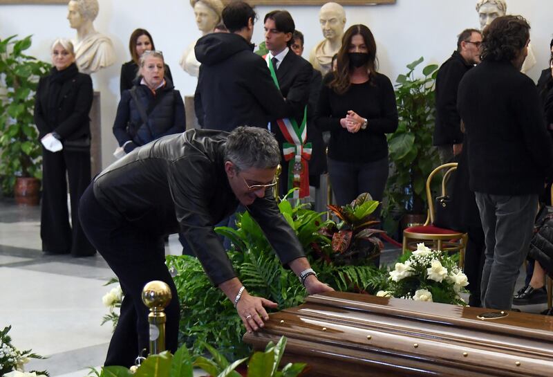Vip e personaggi dello spettacolo alla camera ardente di Maurizio Costanzo 3