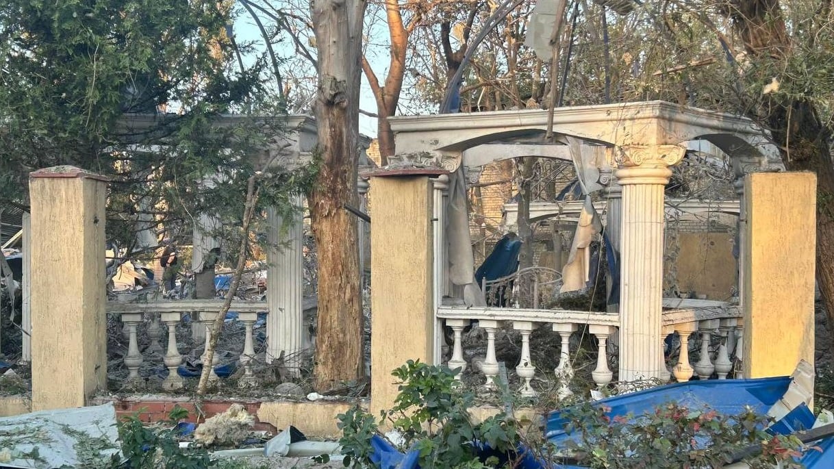 Missili russi su un hotel a Kramatorsk: quattro giornalisti feriti, morto reporter britannico