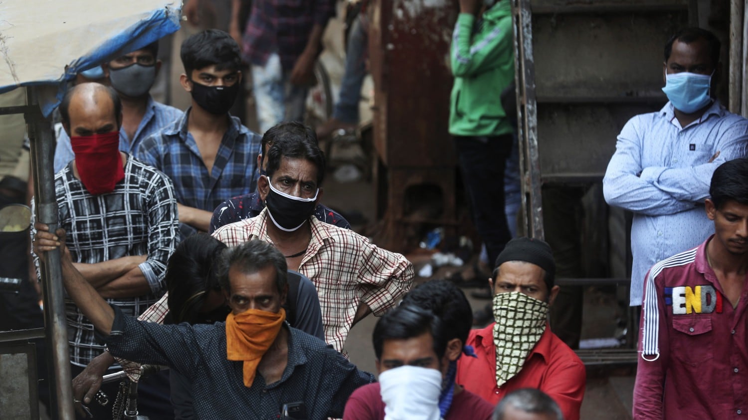 Coronavirus in India, migranti spruzzati con il disinfettante. È polemica