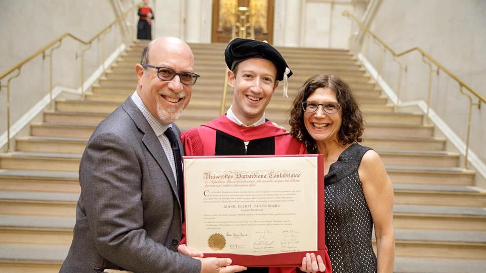 Zuckerberg riceve la laurea ad honorem a Harvard: "Serve un cambiamento nella società"