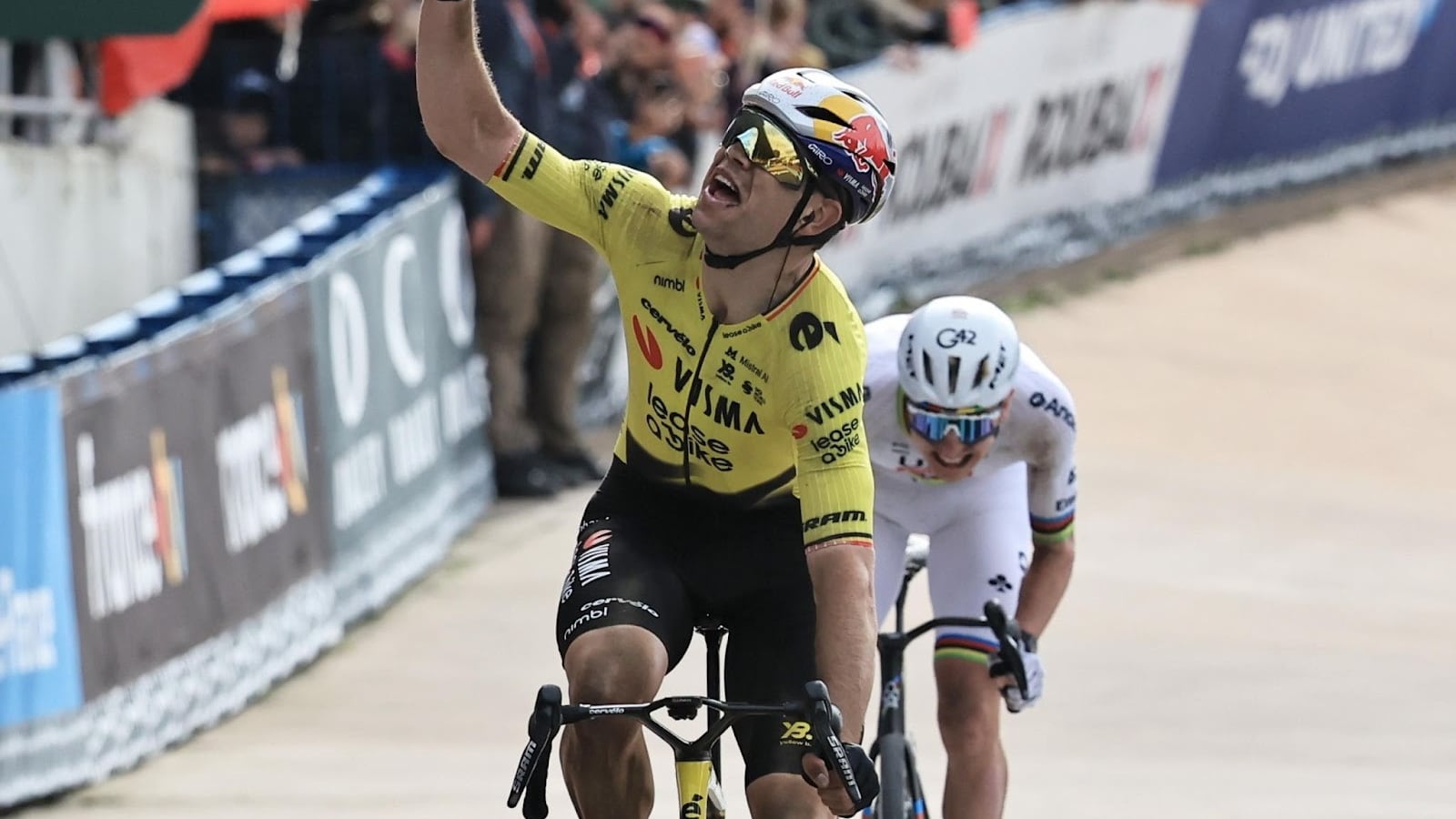 Pogacar non è imbattibile. Van Aert trionfa nella volata a due alla Parigi-Roubaix