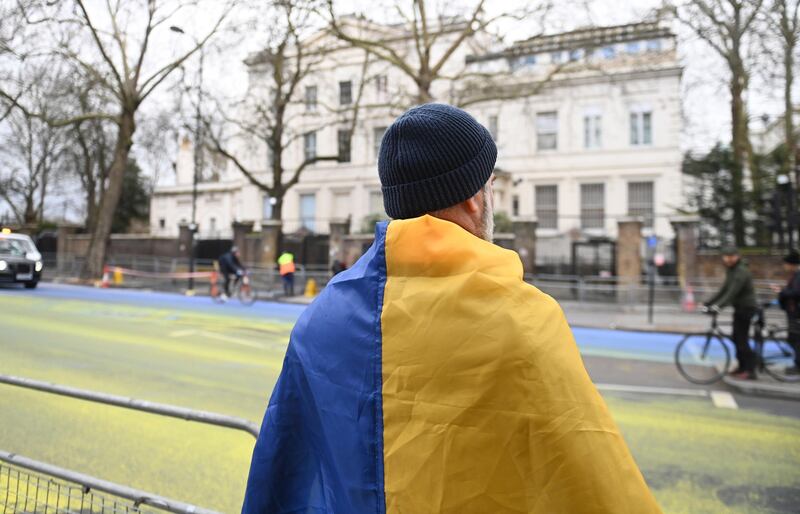 La maxi bandiera ucraina dipinta davanti all'ambasciata russa di Londra 4