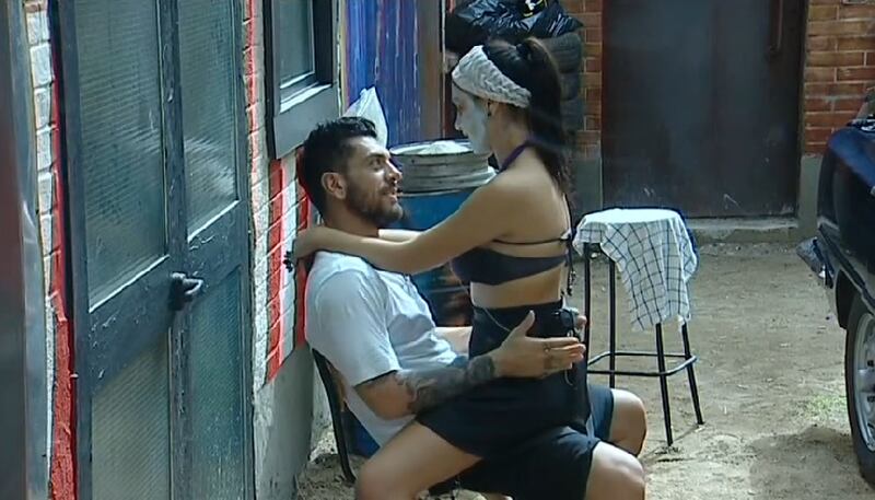 Grande Fratello 14, baci e nudi bollenti nell'idromassaggio 16