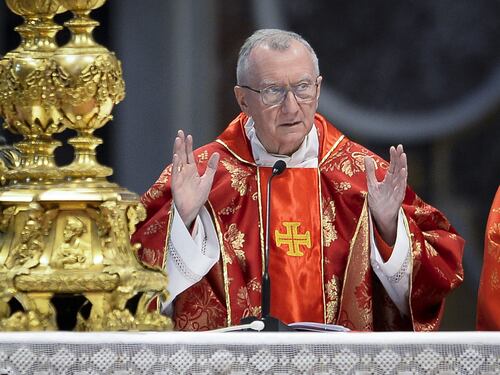 Israele, il raid in chiesa e il dubbio di Parolin: "Non si parli di errori". Il Colle: "Basta stragi"