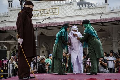"Ha infranto la sharia". Donna bastonata in pubblico 9