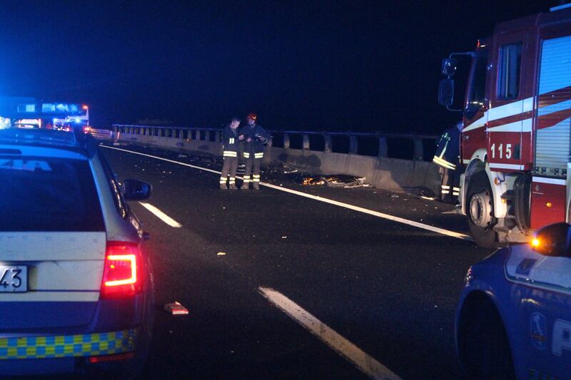 Incidente sulla A1: scontro frontale tra tir e bus carico di migranti 2