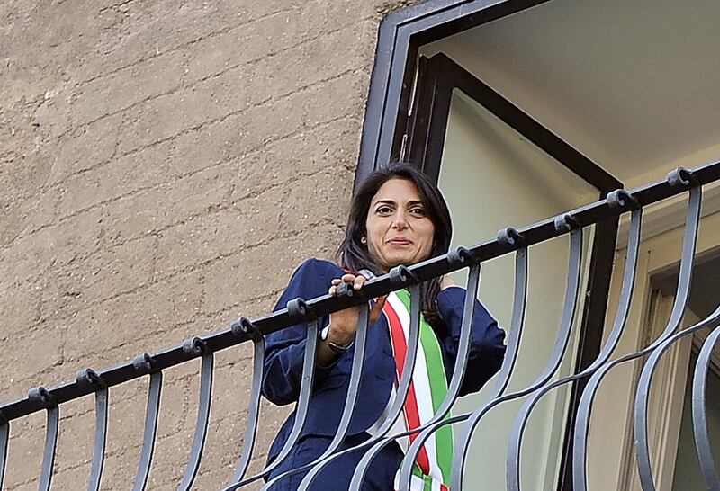 La Raggi si affaccia dal balcone del Campidoglio e si commuove 15