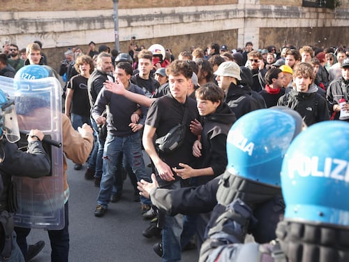 Scontri nelle città, fermi e perquisizioni. Roma, blitz al Colosseo e 200 identificati