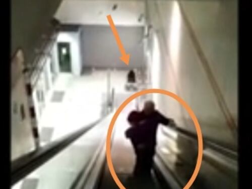 Metro Torino, l'ascensore è rotto: papà prende in braccio la figlia disabile