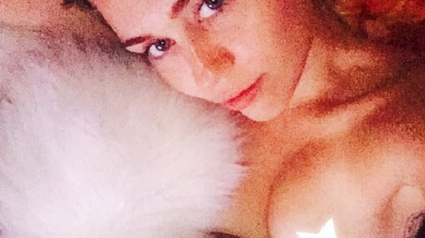 Miley Cyrus, seno nudo nel selfie: la popstar dà scandalo prima dei VMA