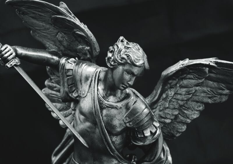 Tutti possiamo essere angeli, cioè somigliare un po' a Dio prendendoci cura degli altri. Ma lasciando da parte le cose futili