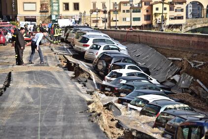 Firenze, auto sprofondate sul Lungarno 5