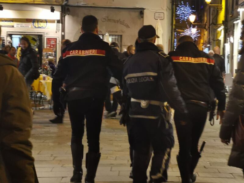 Africano reagisce al controllo: 4 agenti non riescono a fermarlo 4