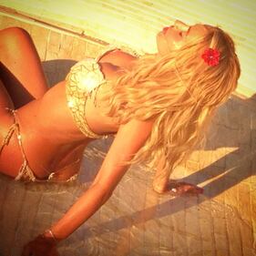Valeria Marini: baci e foto sexy su Instagram 10
