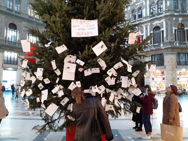 La tradizione si rinnova: l’albero di Natale Rubacchio torna nella Galleria Umberto 5
