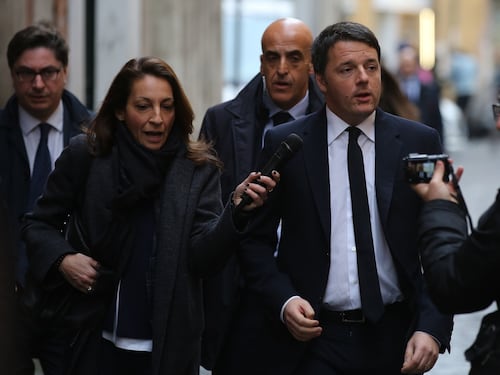 "Italia tornata col segno più". Dopo due anni di balle Renzi si auto promuove