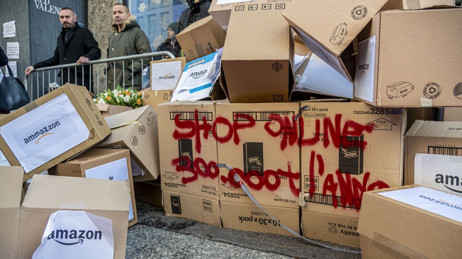 Milano, i gretini in piazza contro il Black Friday