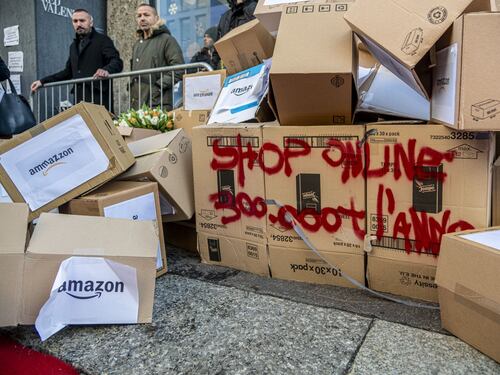 Milano, i gretini in piazza contro il Black Friday