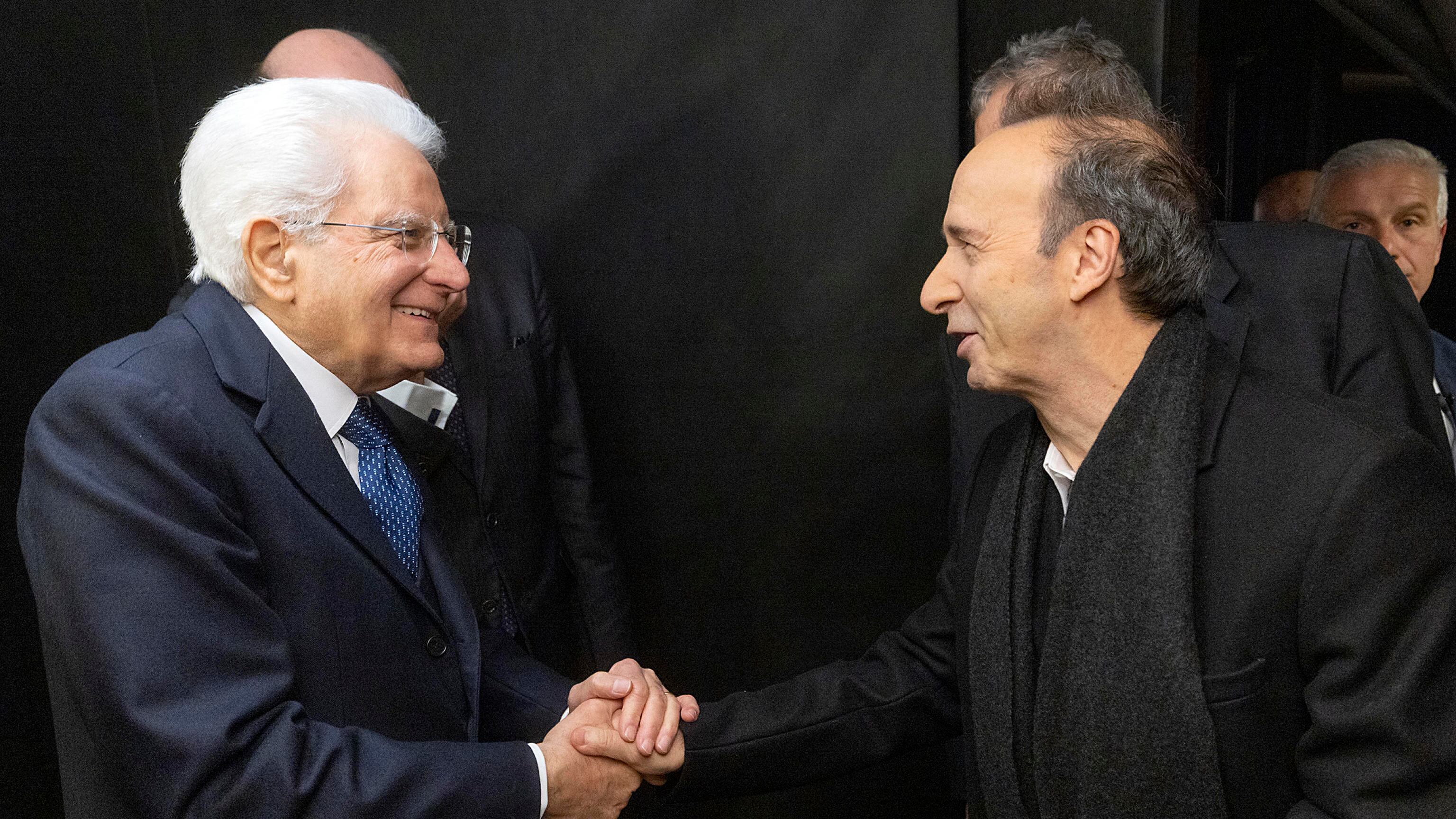 E l'opposizione grida al regime sotto dettatura di "Repubblica"