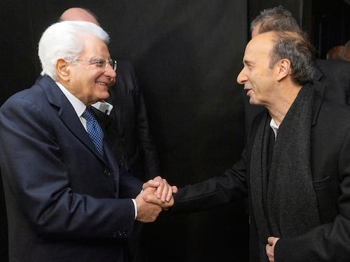 E l'opposizione grida al regime sotto dettatura di "Repubblica"
