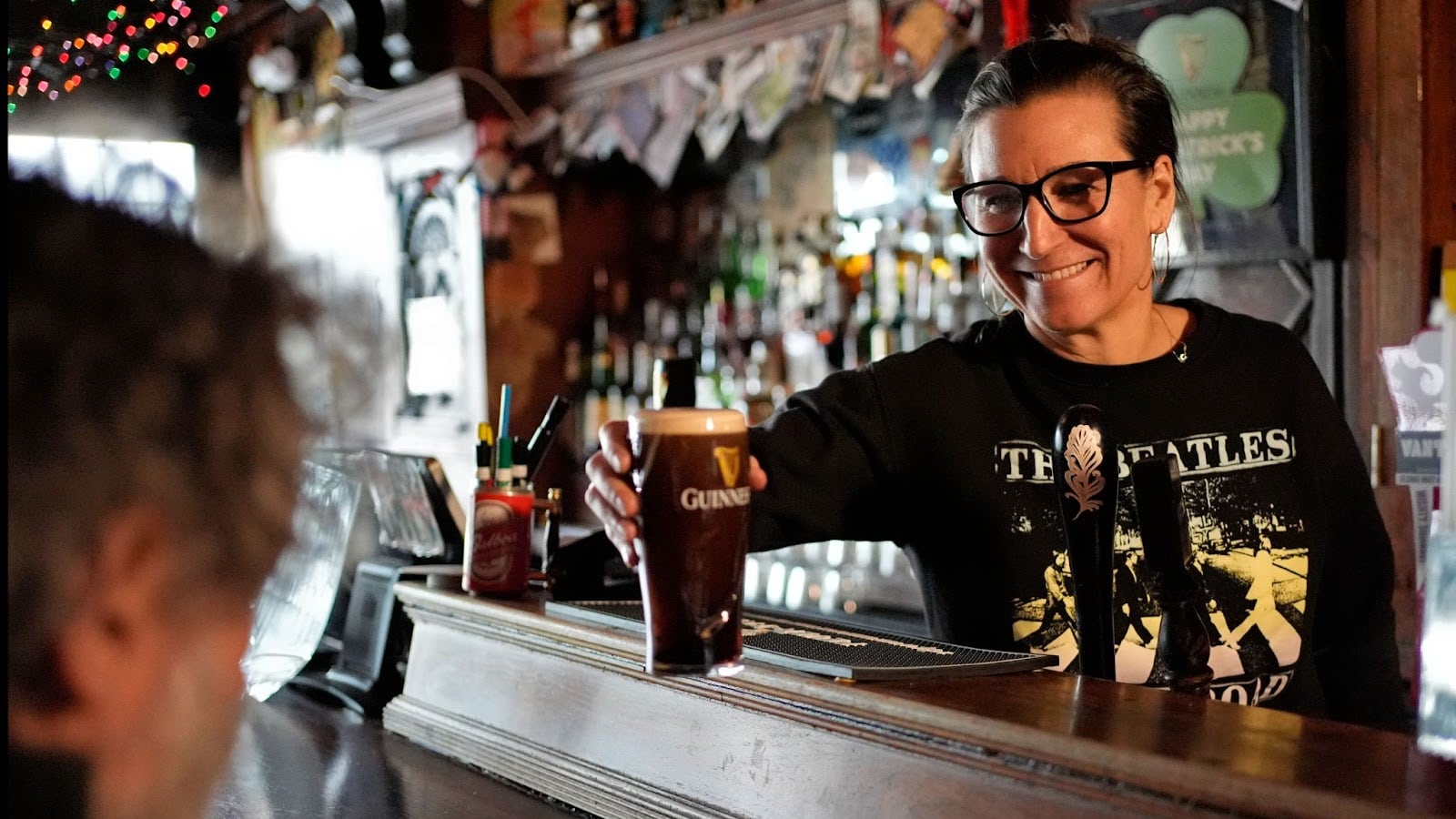 L’AI chiama i pub e smaschera i rincari sulla birra: così un ingegnere ha fatto scendere i prezzi