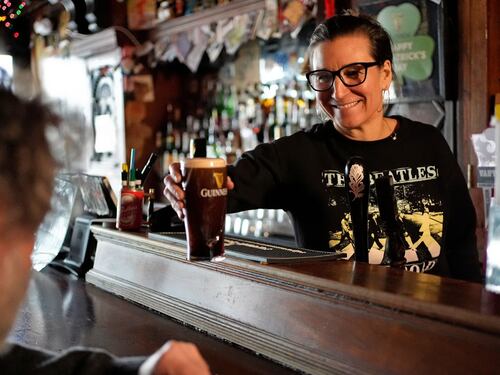 L’AI chiama i pub e smaschera i rincari sulla birra: così un ingegnere ha fatto scendere i prezzi