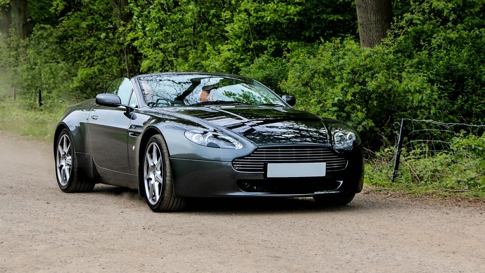 Guida una Aston Martin ma abita nella casa Aler. E il consulente finisce nei guai