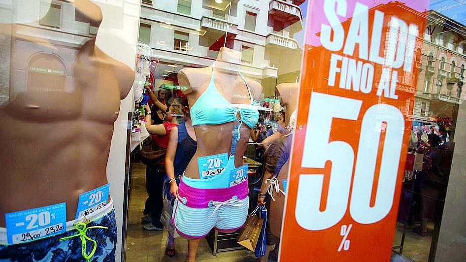 Freddo e crisi: tremano anche i saldi