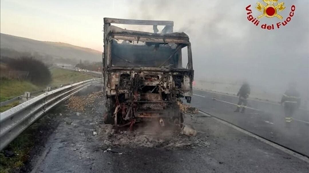 Avellino, in fiamme un camion in autostrada: traffico in tilt