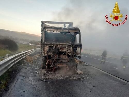 Avellino, in fiamme un camion in autostrada: traffico in tilt