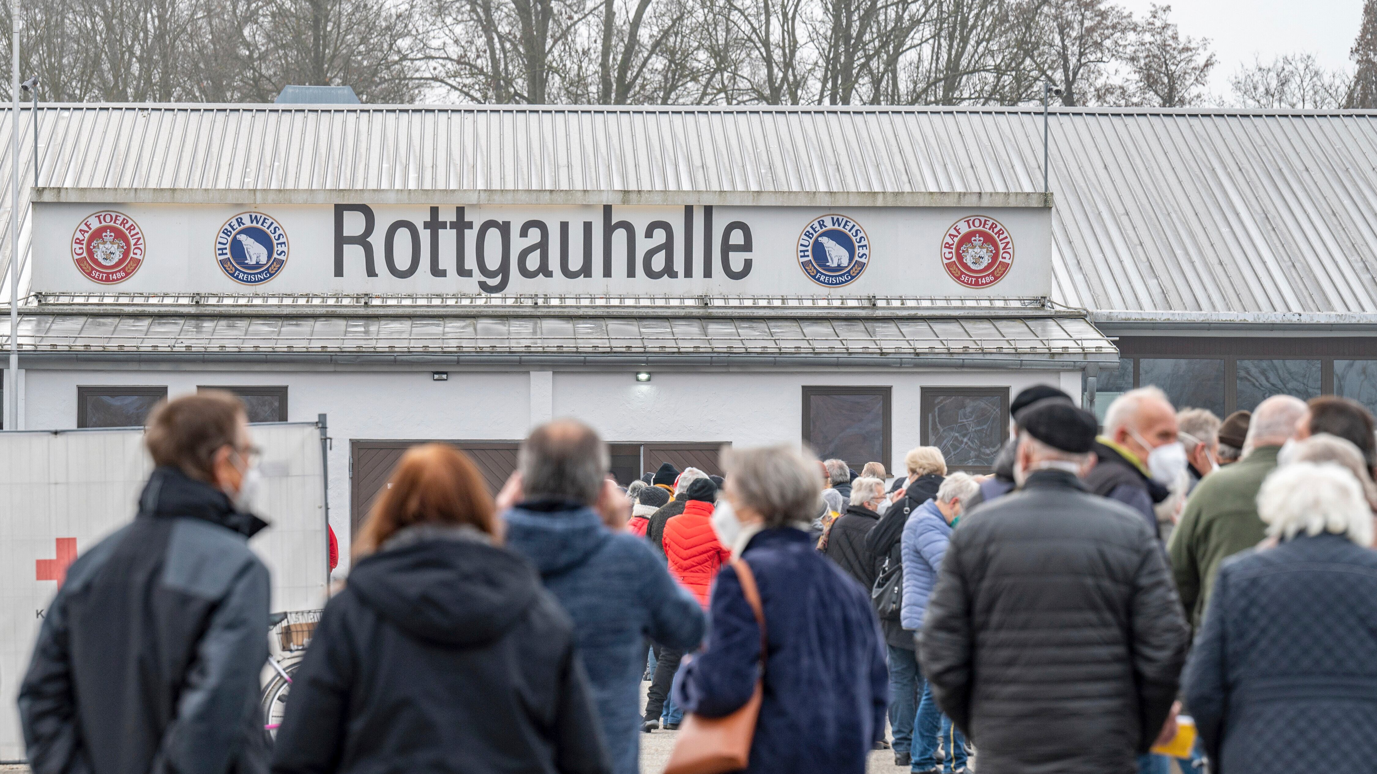 Berlino pronta a trasferire i malati in Lombardia. L'Oms: "Stop ai viaggi per gli over 60 e i fragili"