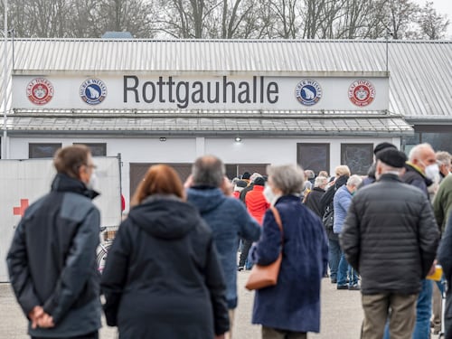 Berlino pronta a trasferire i malati in Lombardia. L'Oms: "Stop ai viaggi per gli over 60 e i fragili"