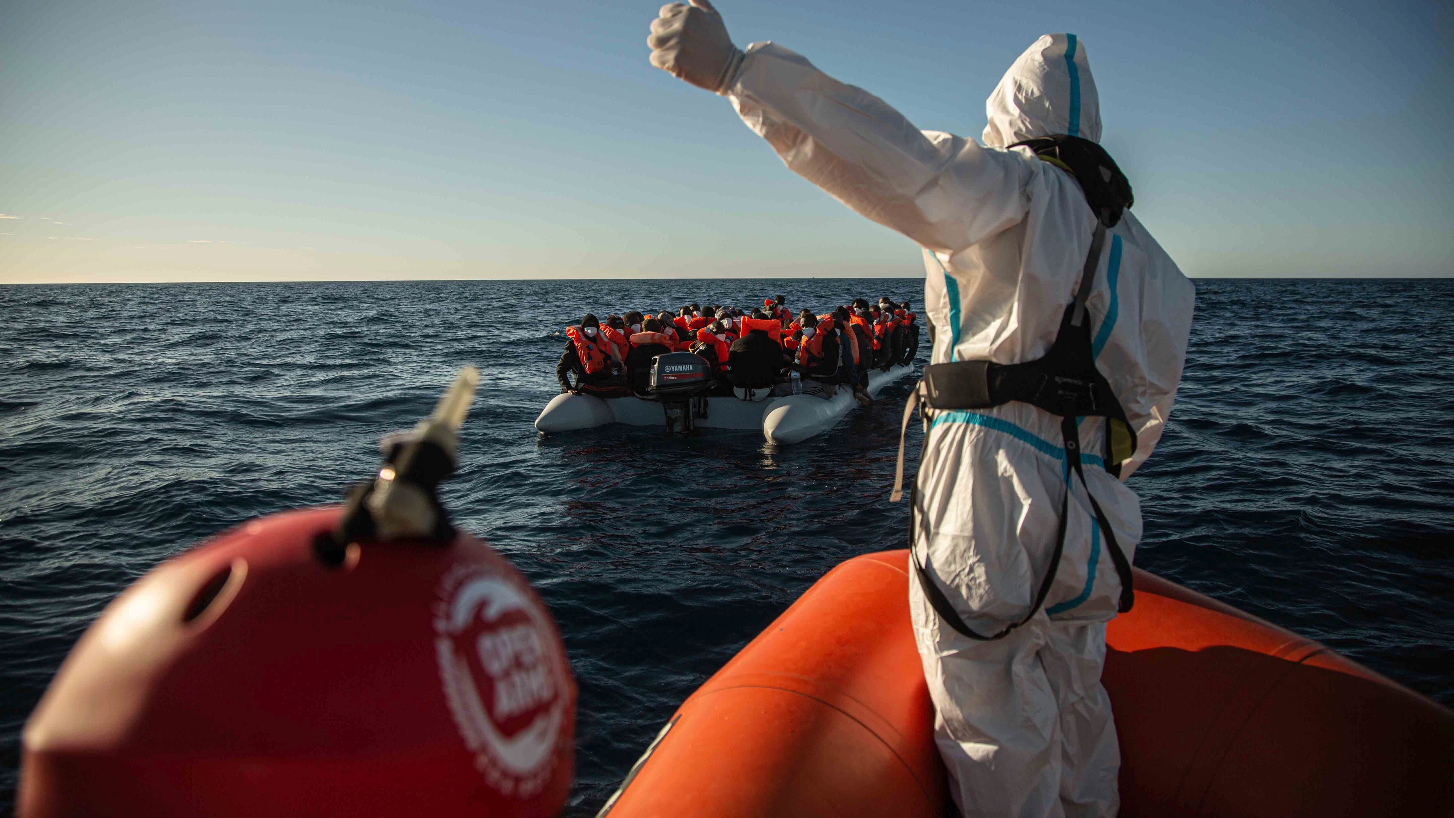 Migranti, l'Italia sola. E Draghi è stretto in una "tenaglia"