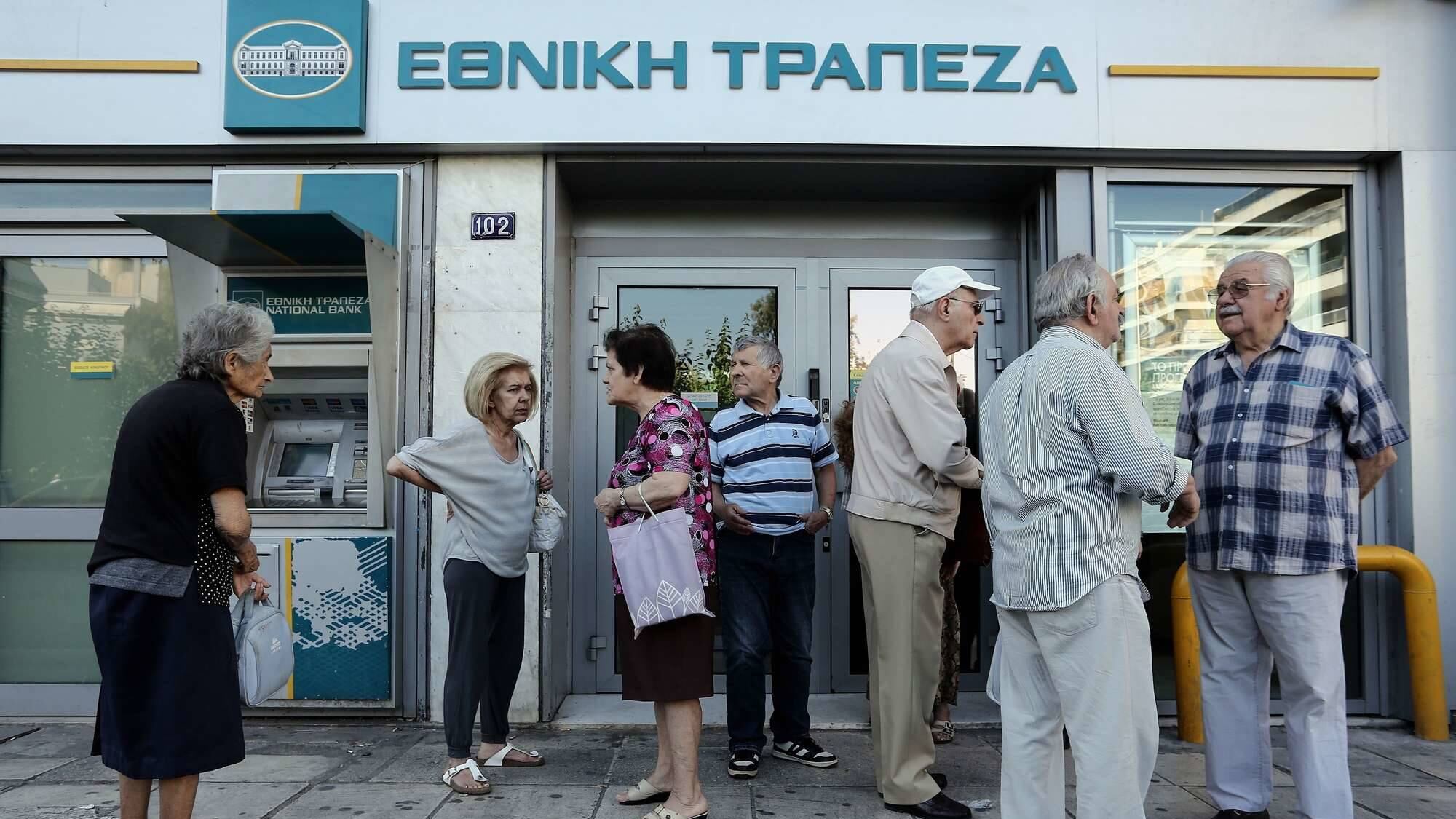 La Grecia festeggia il no, ma le banche restano chiuse