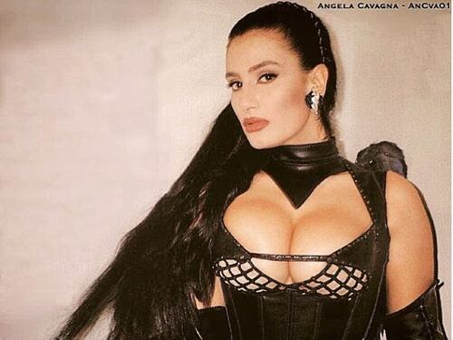 Angela Cavagna, le foto sexy a 52 anni