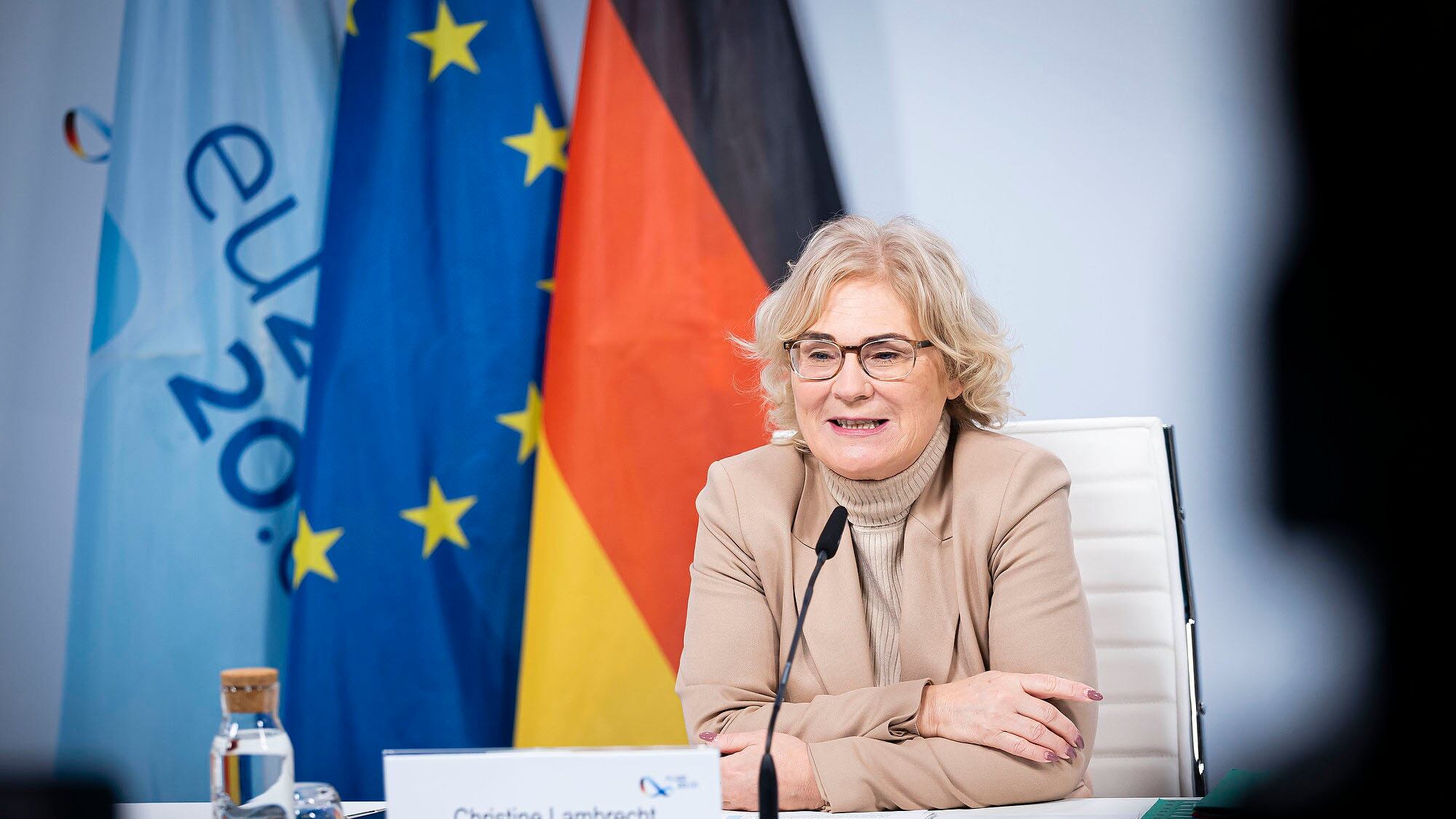 Terremoto politico in Germania: si dimette il ministro della Difesa Lambrecht