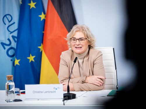 Terremoto politico in Germania: si dimette il ministro della Difesa Lambrecht