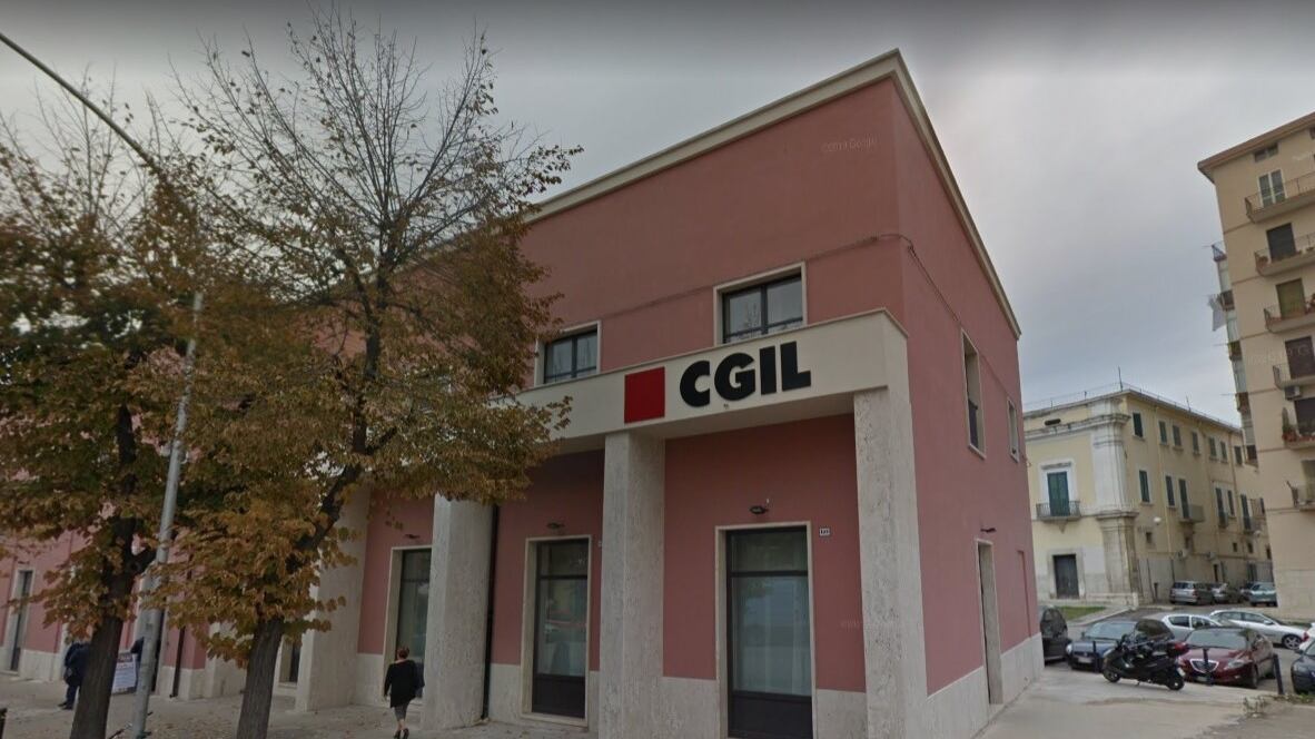 Chiede allo straniero di indossare mascherina, donna pestata a sangue