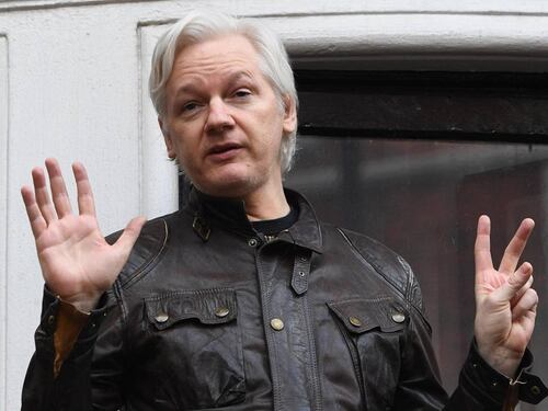 Julian Assange cittadino onorario di Roma, esultano i grillini. E Milano ci pensa