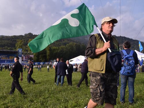 Cori, gazebo e vecchi militanti. Il popolo leghista rinfranca il Capitano