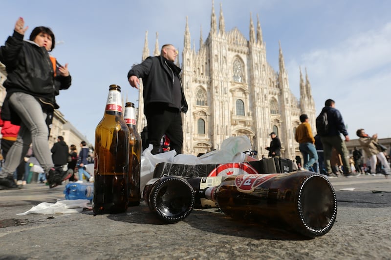Milano, birra a fiumi per i tifosi tedeschi dell'Eintracht 3
