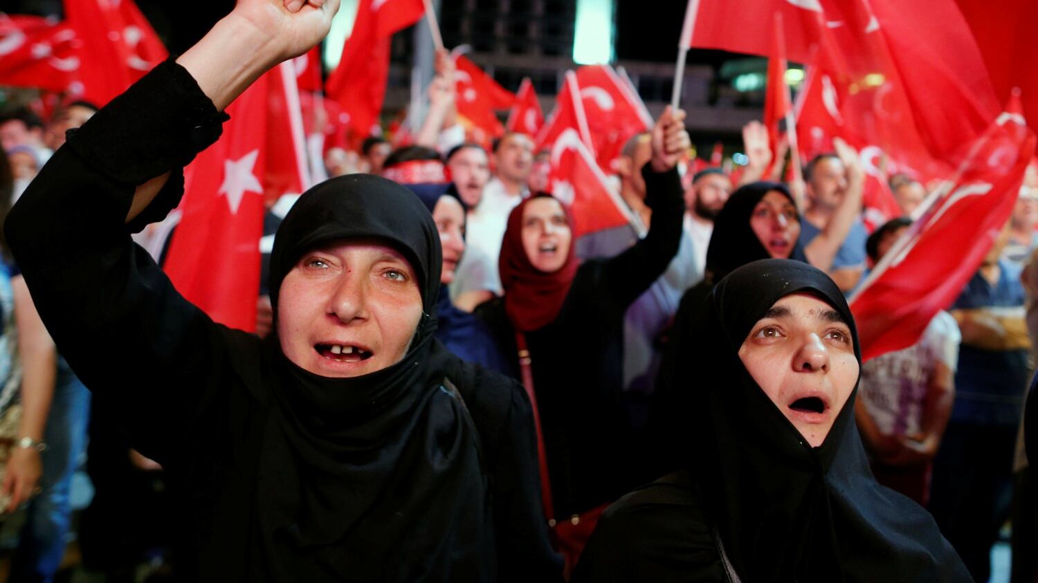 Turchia, i fan di Erdogan esultano: "Imporremo il velo alle donne"
