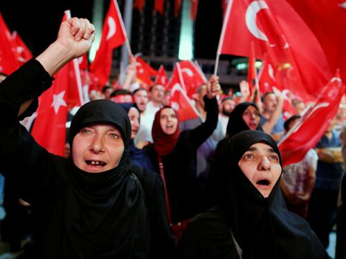 Turchia, i fan di Erdogan esultano: "Imporremo il velo alle donne"