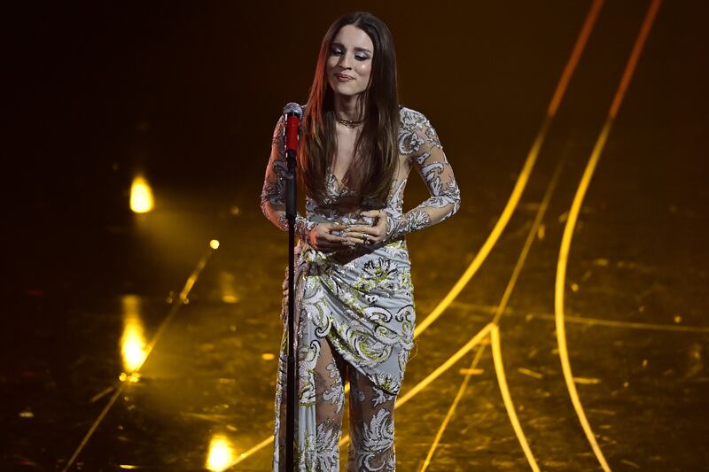 Sanremo 2024: ecco il look della quarta serata del Festival di Angelina Mango 11