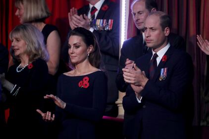 La Regina Elisabetta II, Camilla Parker Bowles e Kate Middleton al Remembrance Day: foto 2