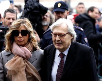 La famiglia, gli amici, i vip: il mondo della tv saluta Costanzo 11